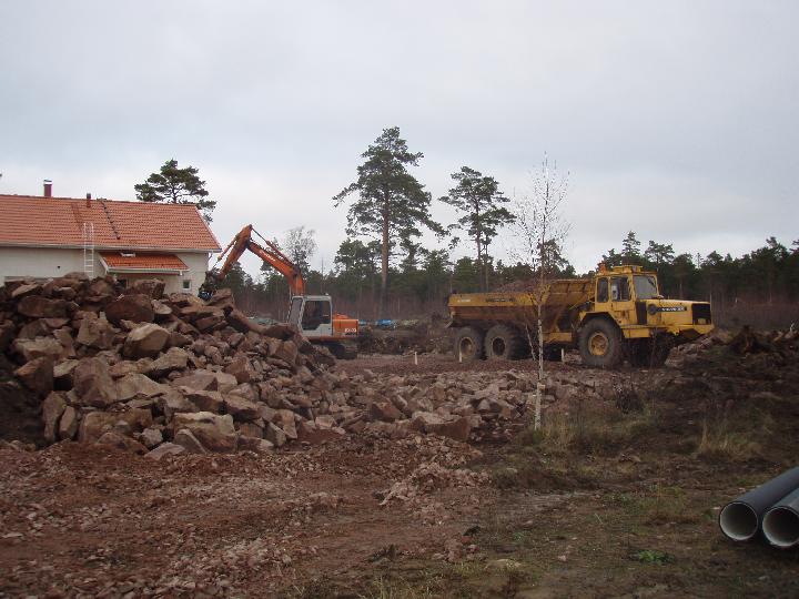 fyllningsarbeten i grunden 43120 tomt 2.JPG - grovfyllning av sprängsten och grus